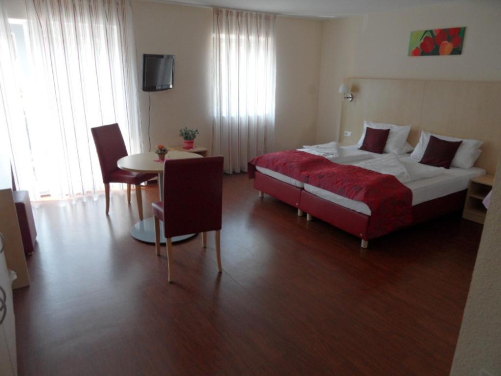 Hotel Gasthof Zum Engel - Gaestehaus Kunzelsau Ngoại thất bức ảnh